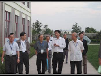 中國(guó)科學(xué)院和中國(guó)工程院院士周國(guó)治等來(lái)公司視察(圖1) 中國(guó)科學(xué)院和中國(guó)工程院院士周國(guó)治等來(lái)公司視察(圖1)