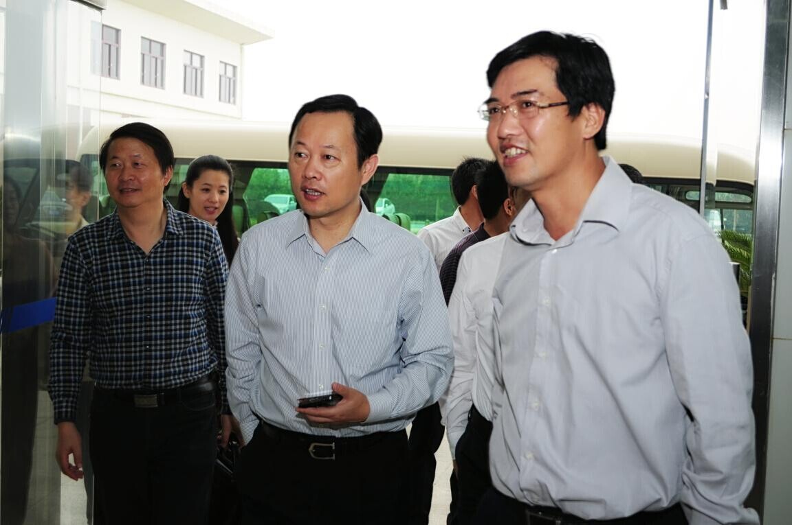 市政協(xié)主席周敏煒等一行來(lái)我司視察(圖1) 市政協(xié)主席周敏煒等一行來(lái)我司視察(圖1)